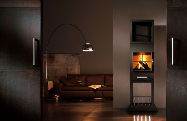 stufa a legna modello skantherm archetyp nella versione torre in acciaio nero. Attacco al camino sul retro. Finitura e maniglie cromate. Stufa inserita in un ambiente particolarmente moderno
